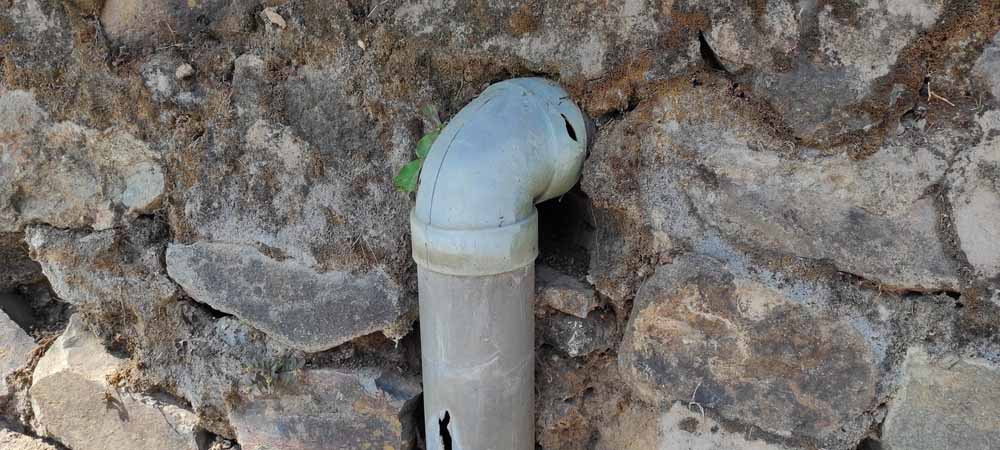 Cracked sewer pipe